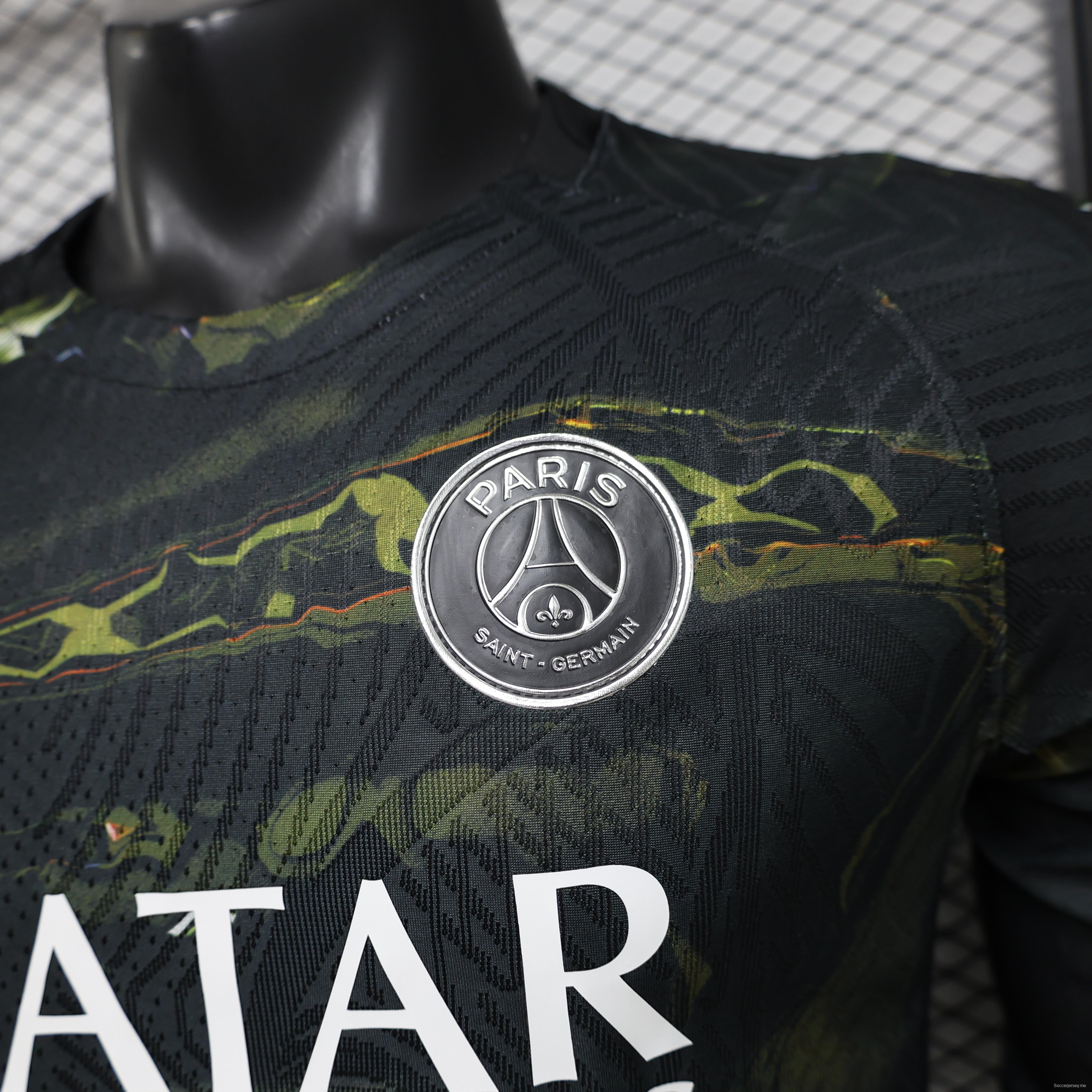 قميص اللاعب الإصدار 26/27 باريس سان جيرمان الرابع باللونين الأسود والذهبي/الأخضر بنقشة "لافا" طويل الأكمام، إصدار خاص