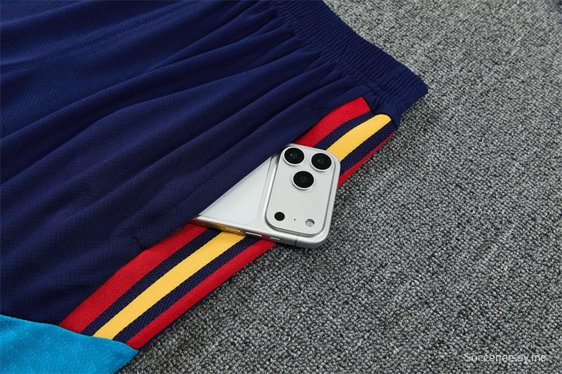 26/27 قميص أزرق داكن متعدد الألوان بخطوط مائلة وأكمام قصيرة + شورت كرة قدم