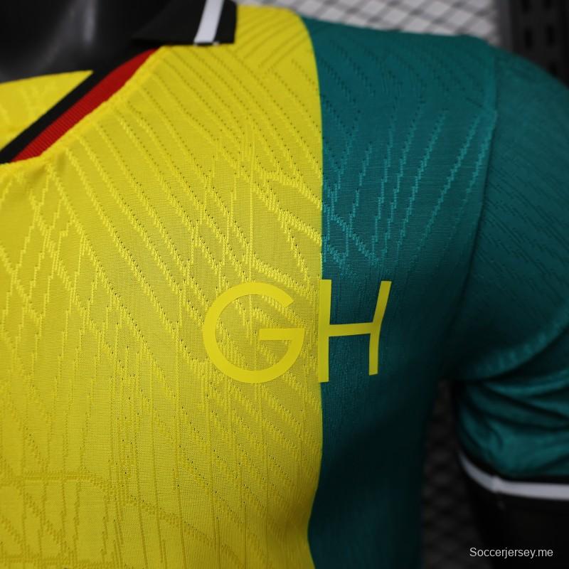 قميص اللاعب الإصدار 2026، الإصدار الخاص بغانا، باللون الأصفر والأحمر والأخضر، مزود بشعار النبالة الوطني والعلم
