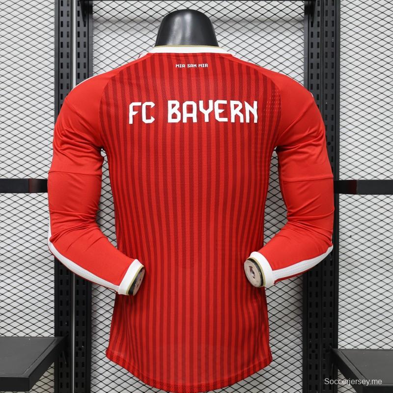 قميص لاعب بنادي بايرن ميونيخ، موسم 2026/2027، باللون الأحمر مع خطوط مائلة باللون الأحمر نفسه، بأكمام طويلة