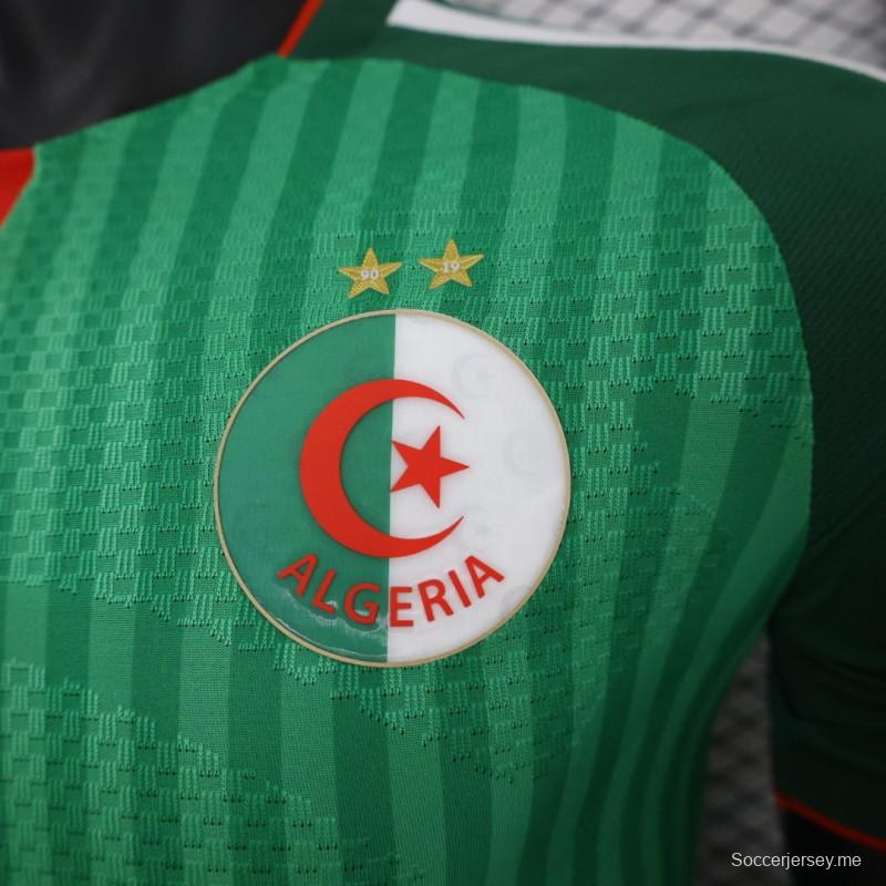 قميص اللاعب الإصدار 26/27  الجزائر الأخضر المخطط بياقة على شكل V، الإصدار الخاص