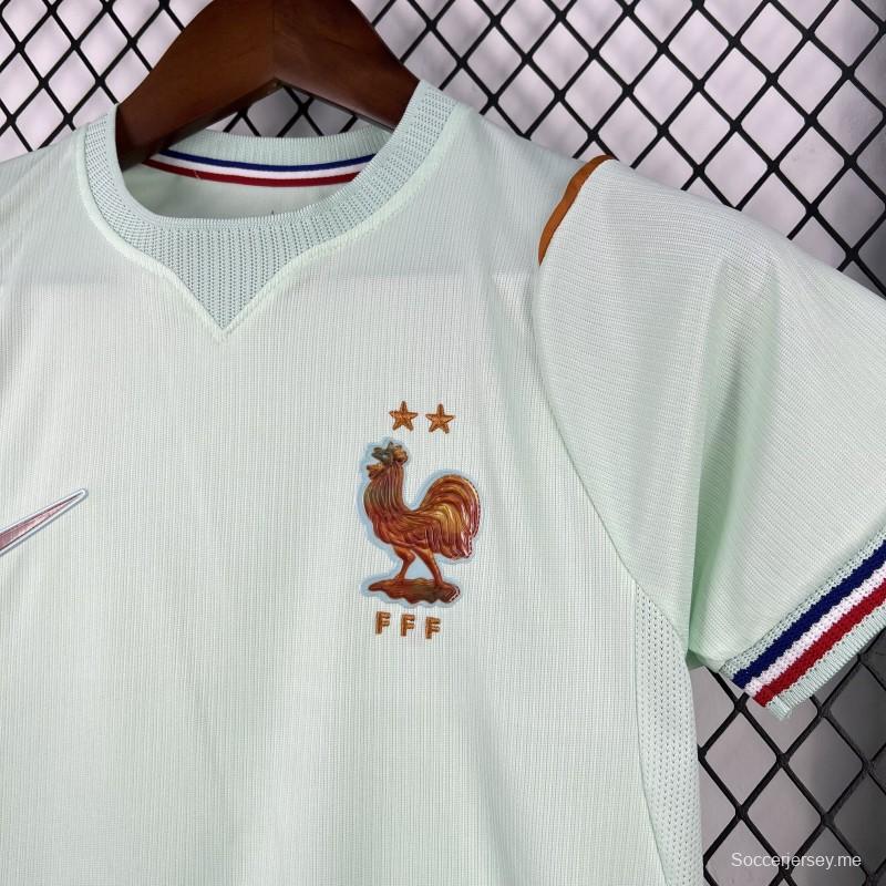 الزي الخارجي لمنتخب فرنسا للأطفال في كأس العالم 2026