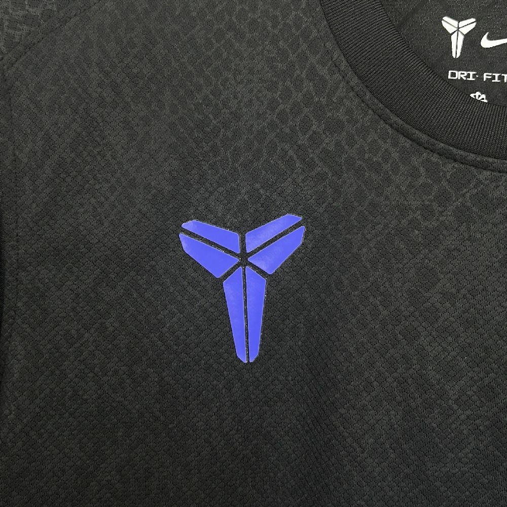 2025/26 قميص برشلونة إكس كوبي براينت قبل المباراة خارج الملعب