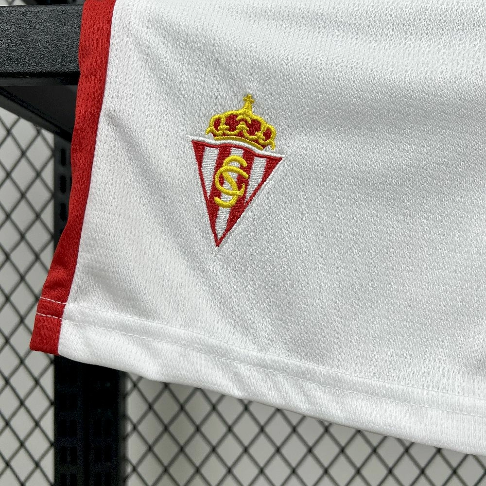 2025/26 كيدز سبورتنج دي خيخون سبورتنج دي خيخون طقم رياضي للمنازل