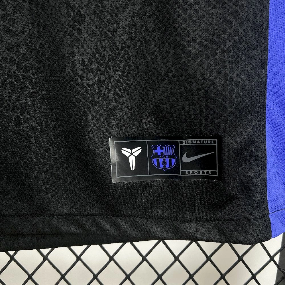 2025/26 قميص برشلونة إكس كوبي براينت قبل المباراة خارج الملعب