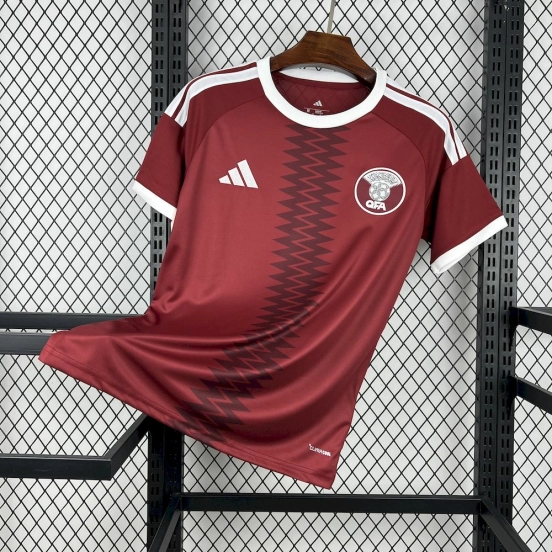 القميص الأساسي لكأس العالم 2026 للرجال قطر 2026 للرجال