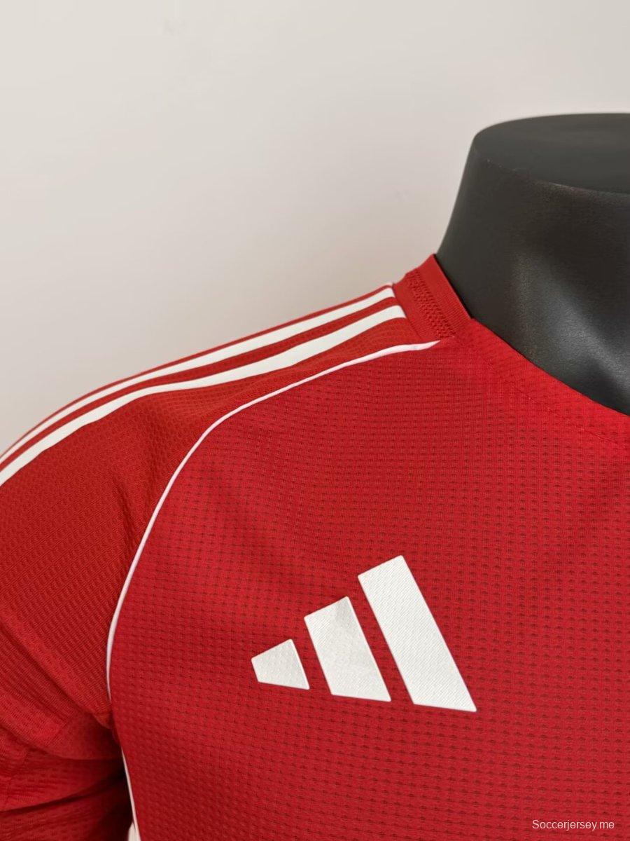 نسخة اللاعب 25/26 قميص فريق بايرن ميونيخ 25/26 على أرضه