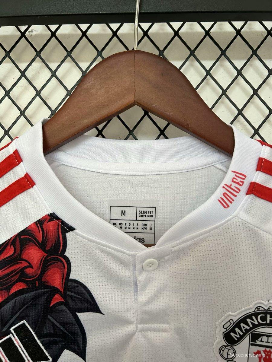 25/26 مانشستر يونايتد قميص خاص بنقشة الوردة البيضاء بنقشة الوردة البيضاء