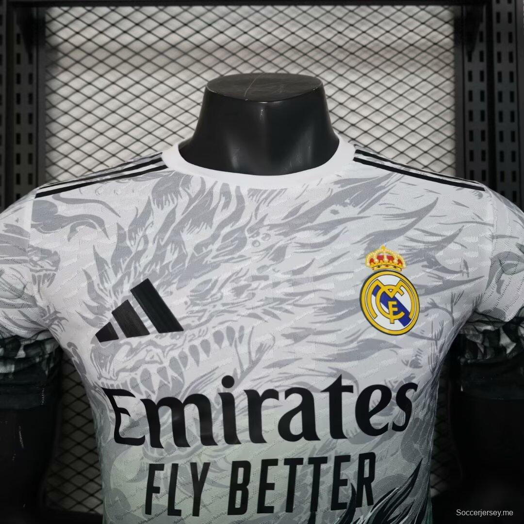 إصدار اللاعب 25/26 قميص ريال مدريد أبيض مع قميص التنين الأسود الناري