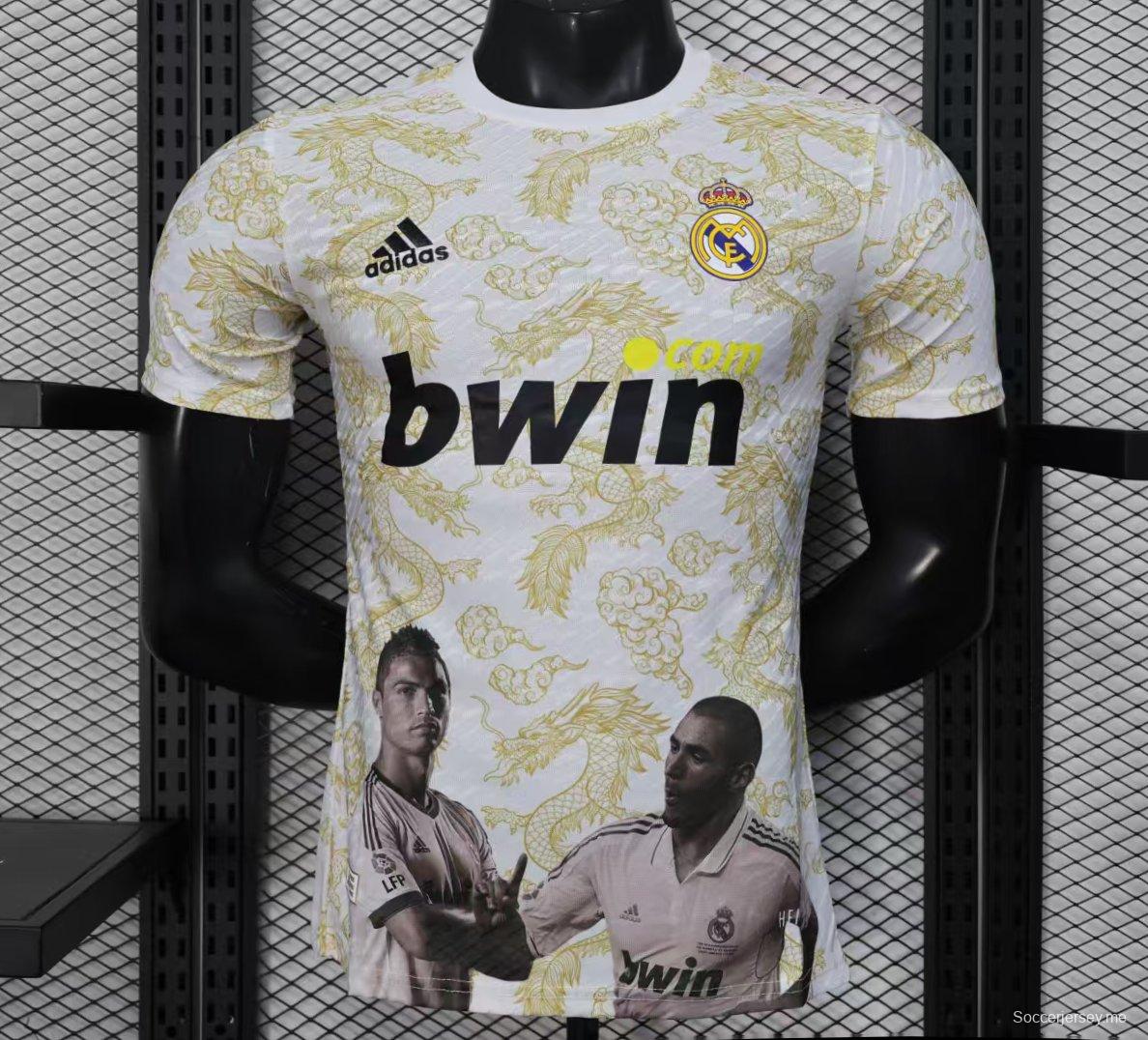 إصدار اللاعب 25/26 قميص ريال مدريد أبيض بنقشة التنين الذهبي