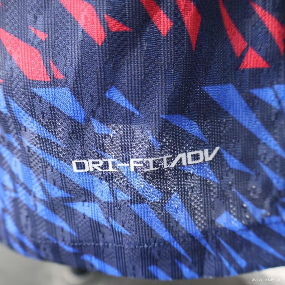 إصدار اللاعب 25/26 قميص نادي برشلونة باللون الأزرق الداكن مع نقشة تجريدية باللونين الأحمر والأزرق