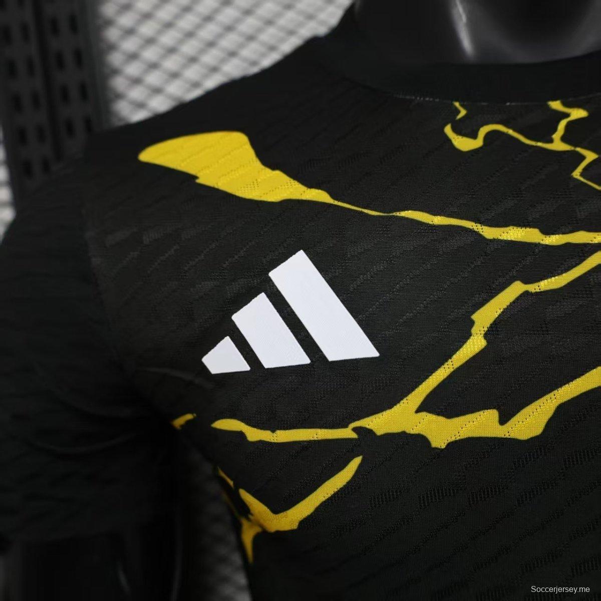 إصدار اللاعب 25/26 ريال مدريد × أفينجرز جرافيك قميص أسود اللون أسود اللون