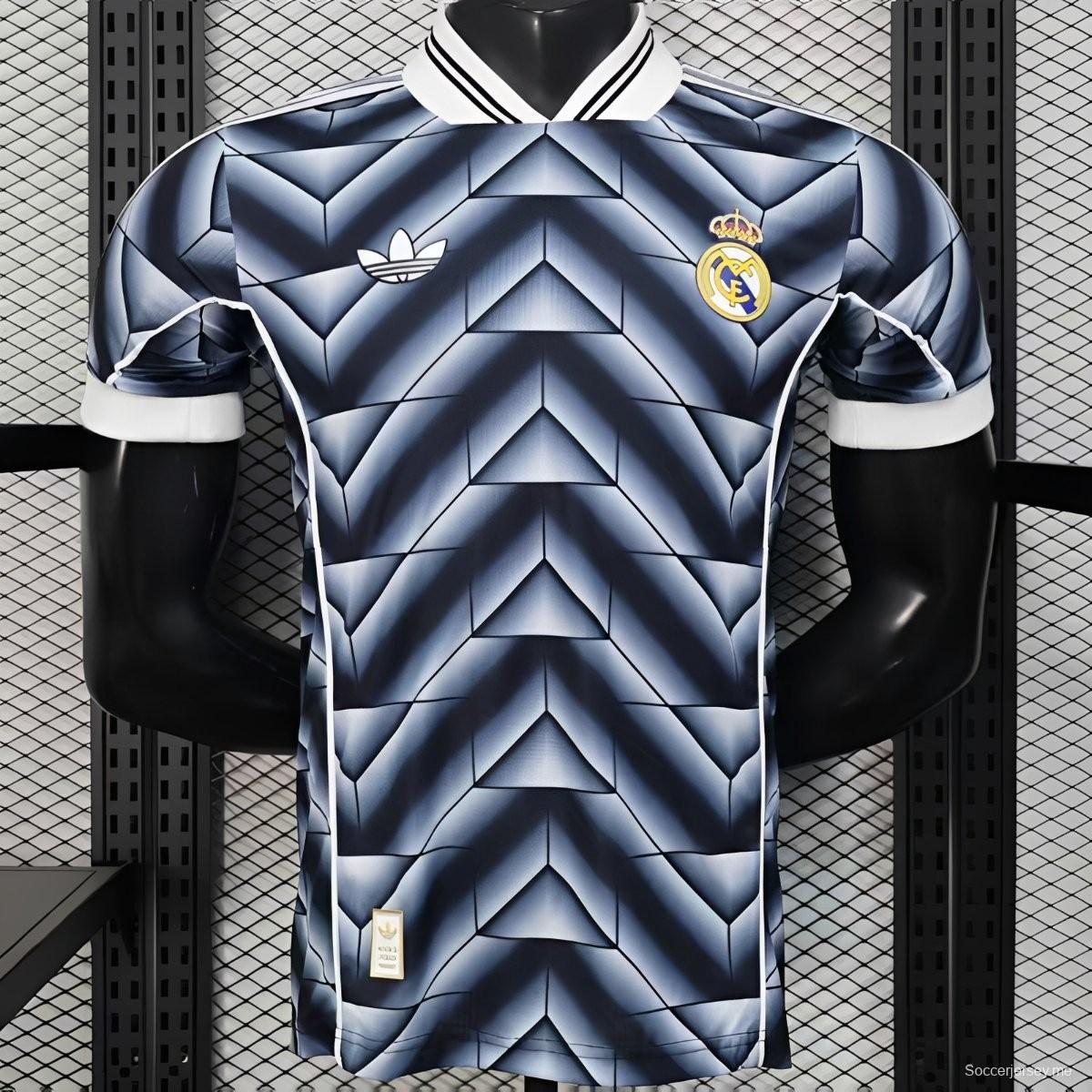 نسخة اللاعب القديمة 1988/89 ريال مدريد الثالثة باللون الأزرق الداكن مع قميص أزرق داكن بنقشة شيفرون هندسية ثلاثية الأبعاد