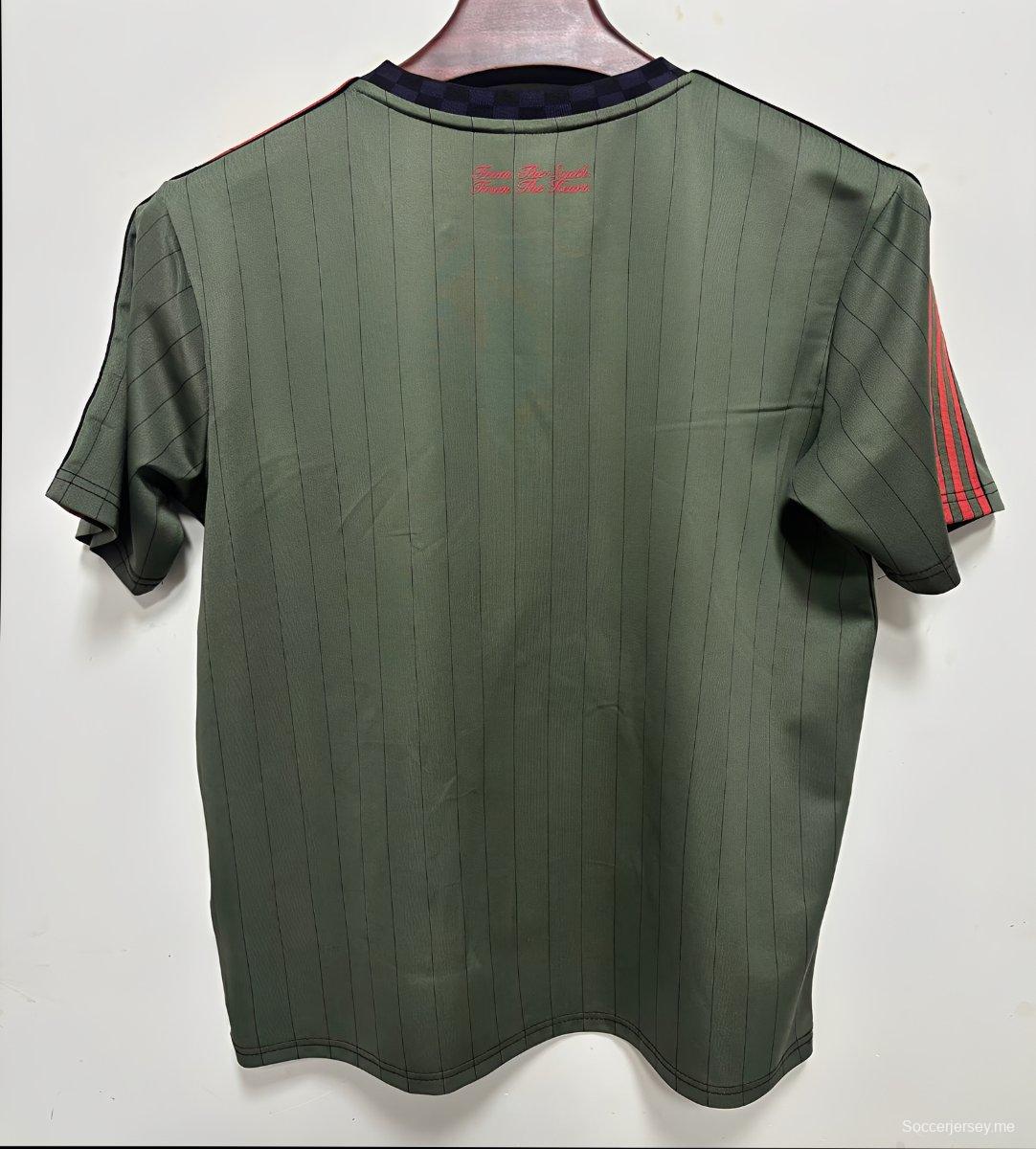 قميص اللاعب نسخة 25/26 لفريق فلامنغو باللون الأخضر الزيتوني مع خطوط عمودية رفيعة