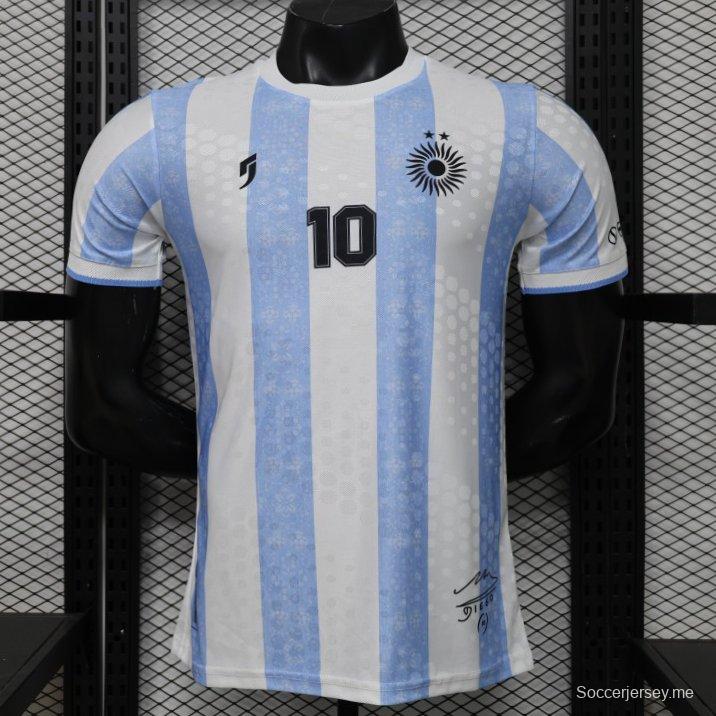 قميص اللاعب الإصدار 2026، قميص الأرجنتين الرئيسي باللون الأزرق الفاتح والأبيض بخطوط عمودية، إصدار خاص