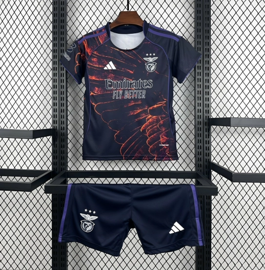 الزي الرابع لفريق بنفيكا للأطفال لموسم 2025/2026