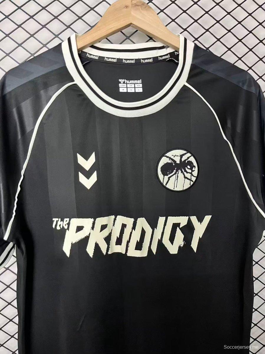 26/27 قميص كرة القدم من The Prodigy × Hummel، إصدار محدود، باللونين الأسود والأبيض
