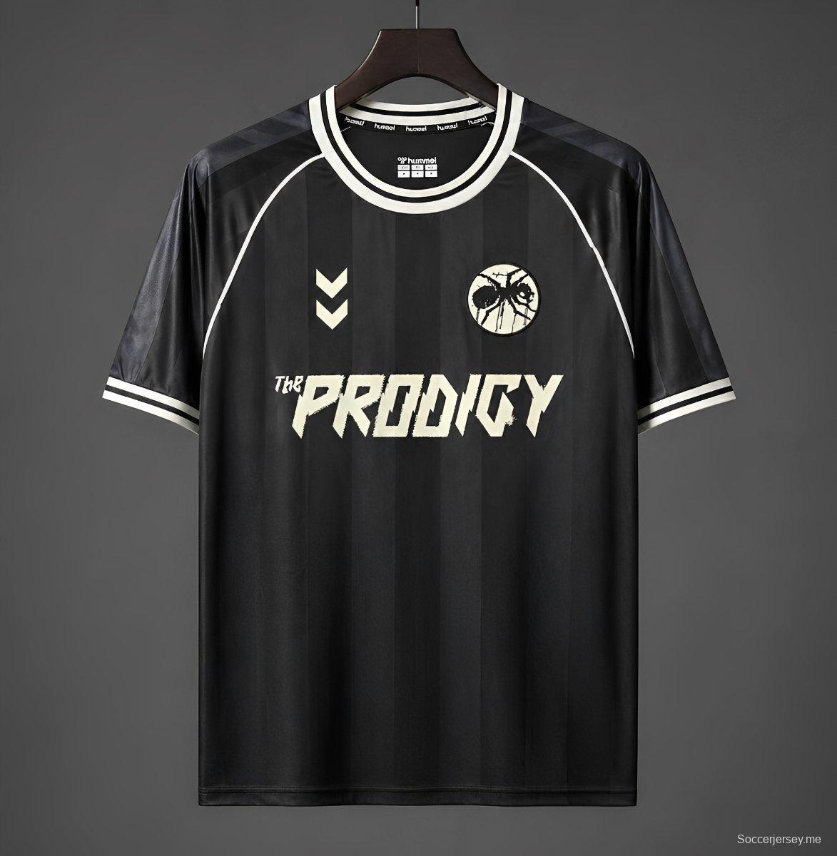 26/27 قميص كرة القدم من The Prodigy × Hummel، إصدار محدود، باللونين الأسود والأبيض