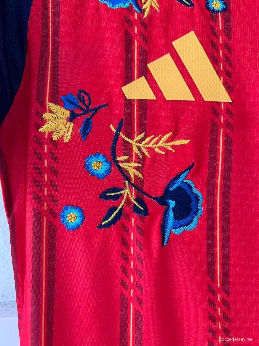 قميص اللاعب الإصدار 2026، قميص إسبانيا الرئيسي "الإصدار الزهري" باللون الأبيض المائل للصفرة، إصدار خاص