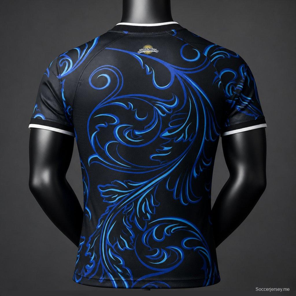 قميص لاعب خاص باللون الأبيض الفاتح من إصدار «Floral Edition» للمنتخب الأرجنتيني خارج أرضه، إصدار 2026